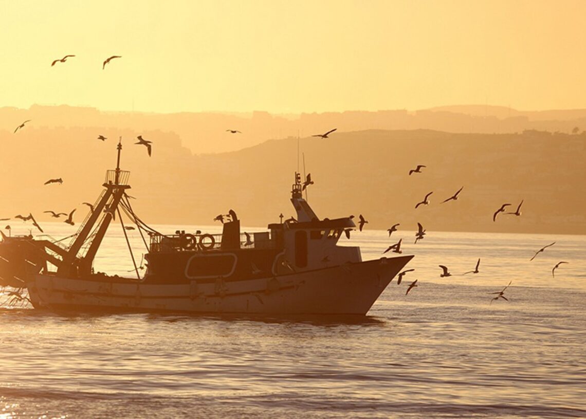 Archivo - Barco faenando al amanecer.JUNTA DE ANDALUCÍA - Archivo