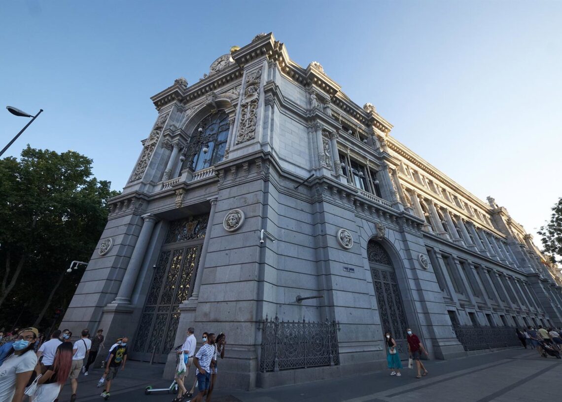 Archivo - El Banco de España entre la calle de Alcalá y la plaza de Cibeles, a 24 de julio de 2021, en Madrid (España).Jesús Hellín - Europa Press - Archivo