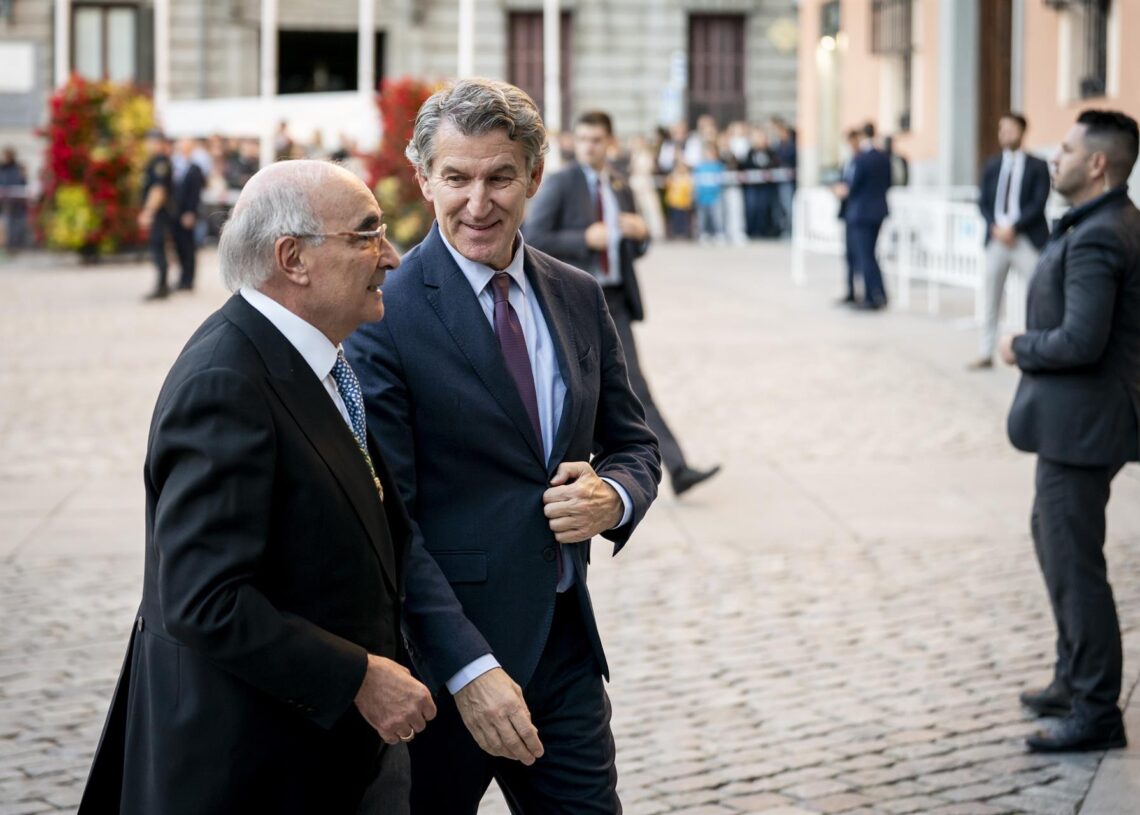 El presidente de la Real Academia de Ciencias Morales y Políticas, Benigno Pendás , y el presidente del Partido Popular, Alberto Núñez Feijóo.A. Pérez Meca - Europa Press