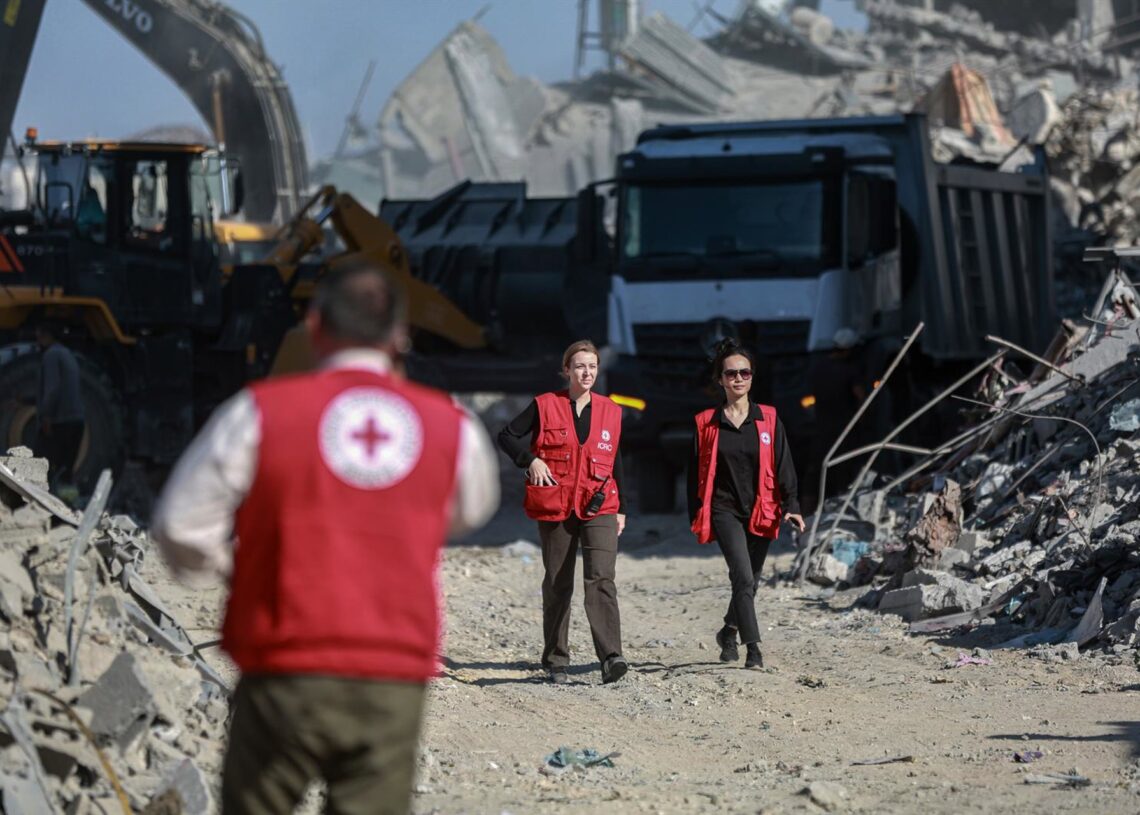 Personal del Comité Internacional de la Cruz Roja (CICR) durante las labores de búsqueda de los restos de rehenes israelíes en la ciudad de Gaza, en el norte de la Franja de Gaza (archivo)Europa Press/Contacto/Omar Ashtawy