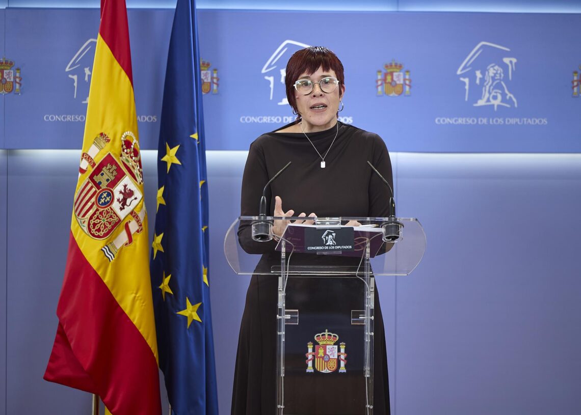 La diputada del grupo parlamentario Mixto, Águeda Micó, ofrece una rueda de prensa en el Congreso de los Diputados, a 21 de octubre de 2025, en Madrid (España).Jesús Hellín - Europa Press