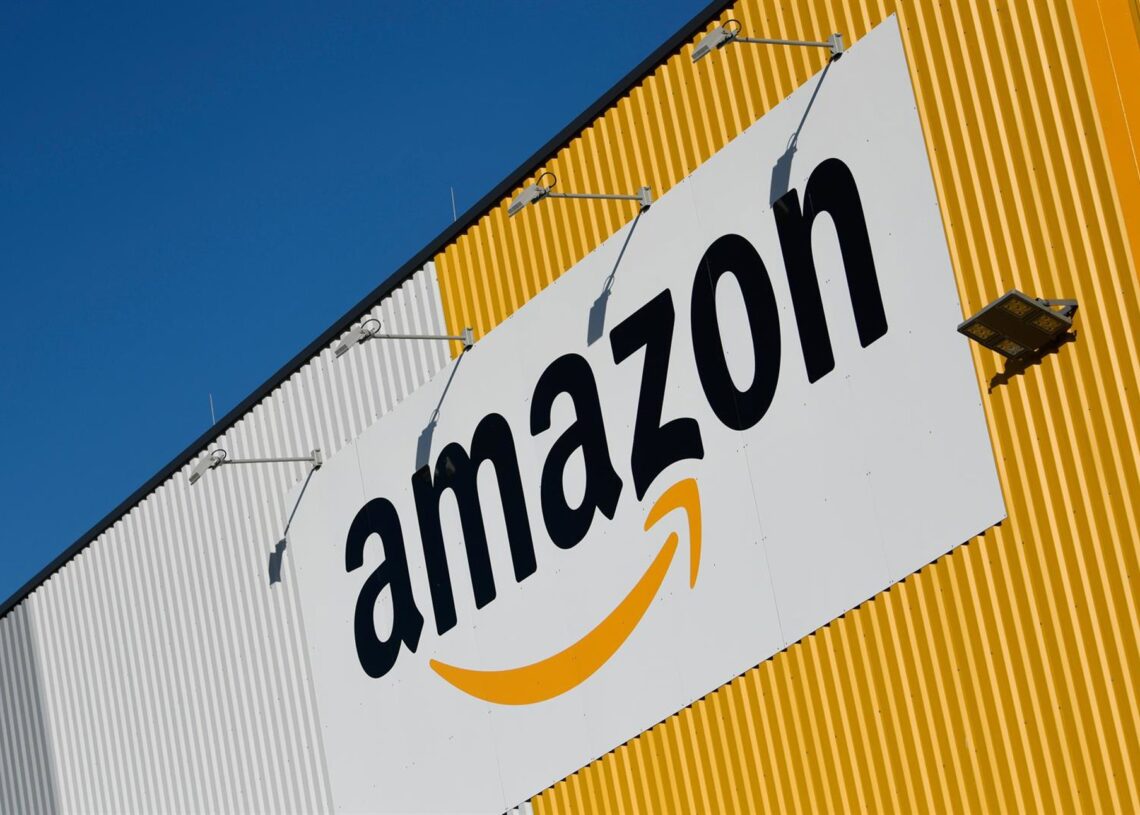 Archivo - FILED - 08 November 2018, Dortmund: The Amazon logo at an Amazon logistics centre in Dortmund. The American E-commerce company Amazon intends to hire 100,000 new employees in America and Canada. Photo: Ina Fassbender/dpaIna Fassbender/dpa - Archivo