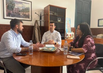 El alcalde de Níjar (Almería), José Francisco Garrido (PP), junto con la concejal de Seguridad y parlamentaria andaluza, Mónica Morales, y el parlamentario y portavoz de Presidencia del Grupo Popular en el Parlamento, José Ricardo García.AYUNTAMIENTO DE NÍJAR