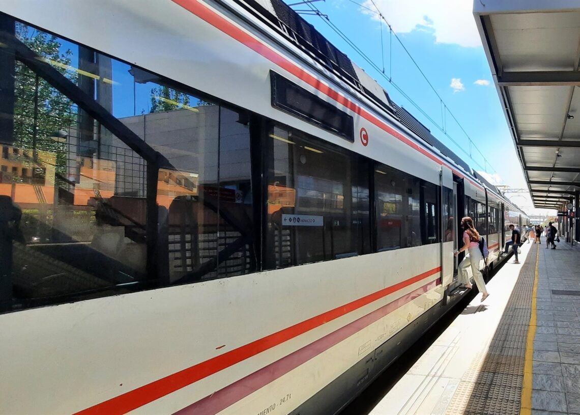 Archivo - El servicio de Cercanías está integrado en el Consorcio de Transportes del Área  Metropolitana de Zaragoza.RENFE - Archivo