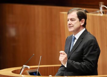 Archivo - El presidente de la Junta, Alfonso Fernández Mañueco, comparece ante el Pleno de las Cortes para informar sobre los incendios forestales en la Comunidad, en el Parlamento autonómico, a 29 de agosto de 2025, en Valladolid, Castilla y León (EspañaPhotogenic/Claudia Alba - Europa Press - Archivo