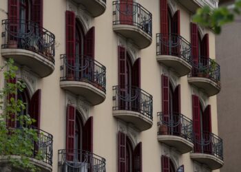 Archivo - Fachada de un edificio, a 25 de abril de 2023, en Barcelona, Catalunya (España). La oferta de viviendas en alquiler ha caído un 51% en Barcelona desde el inicio de la legislatura, en 2019, según un comunicado de Idealista hoy. Barcelona es la seDavid Zorrakino - Europa Press - Archivo