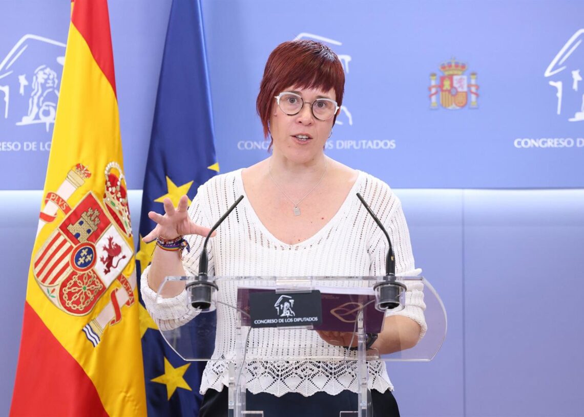 La diputada del grupo parlamentario Mixto, Águeda Micó, durante una rueda de prensa, en el Congreso de los Diputados, a 28 de octubre de 2025, en Madrid (España).Marta Fernández - Europa Press