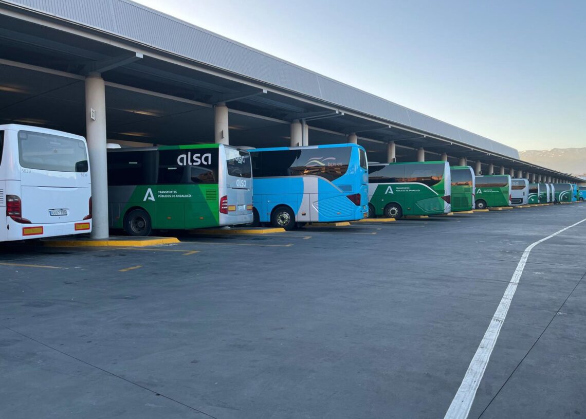 Archivo - Autobuses estacionados en los andenes de la Estación de Autobuses de Granada.EUROPA PRESS - Archivo