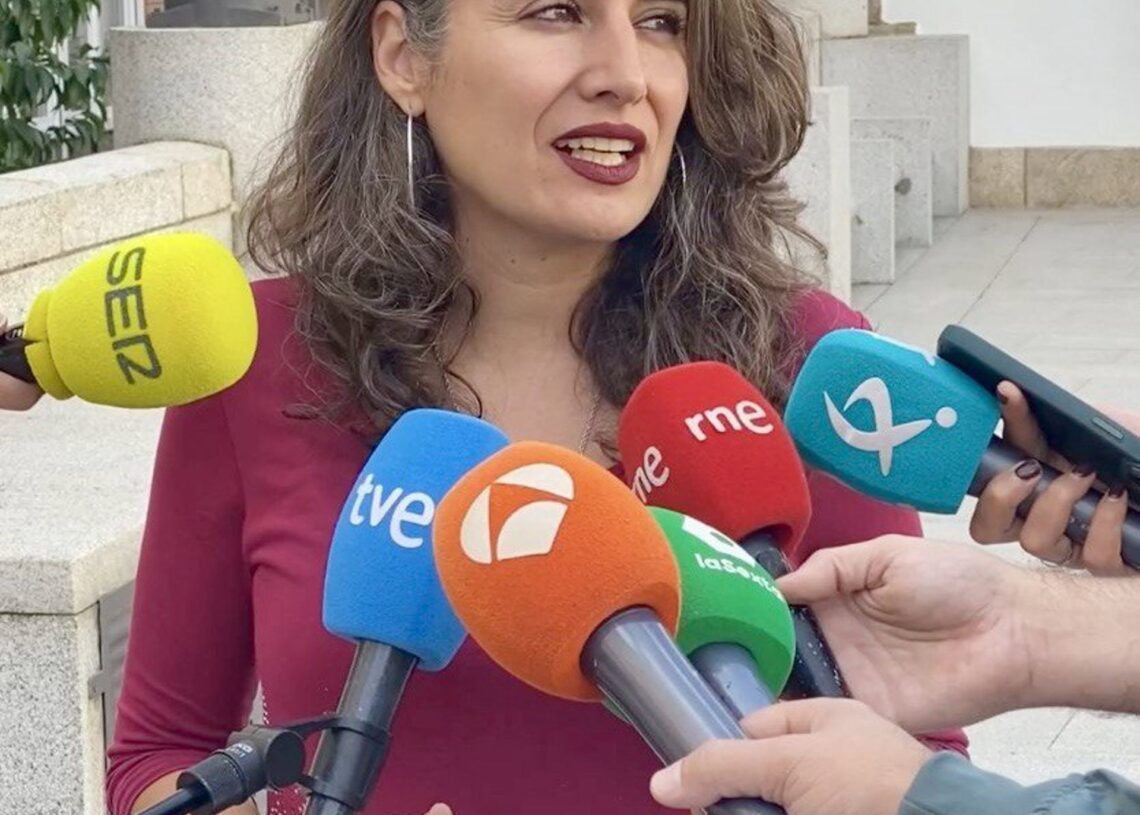 La portavoz de Unidas por Extremadura, Irene de Miguel, en declaraciones a los medios de comunicación.UNIDAS POR EXTREMADURA