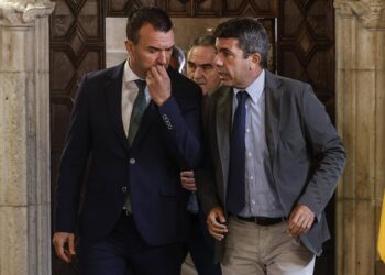 El president de la Generalitat Valenciana, Carlos Mazón, y el presidente de la Diputación de Valencia, Vicent Mompó, presiden la firma del convenio entre la Generalitat, la Diputación de Valencia y la Federación Valenciana de Municipios y Provincias (FVMPRober Solsona - Europa Press