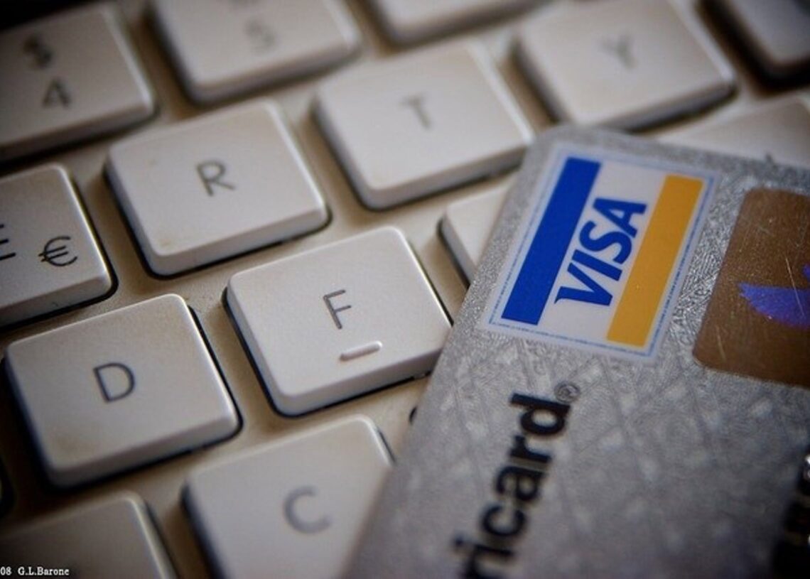 Archivo - Tarjeta Visa sobre un teclado.EUROPA PRESS - Archivo