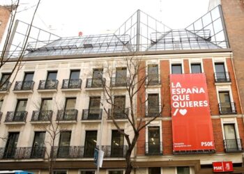Archivo - Lona con un lema electoral del PSOE desplegada en la fachada de la sede principal del partido en la calle Ferraz, en Madrid (España).PSOE - Archivo