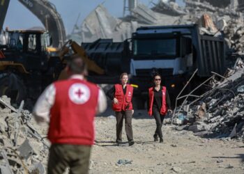 Personal del Comité Internacional de la Cruz Roja (CICR) durante las labores de búsqueda de los restos de rehenes israelíes en la ciudad de Gaza, en el norte de la Franja de Gaza (archivo)Europa Press/Contacto/Omar Ashtawy
