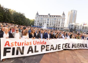 Varias personas con una pancarta, durante la manifestación en contra del peaje del Huerna, a 17 de octubre de 2025, en Oviedo, Principado de Asturias (España). Imanol Rimada - Europa Press