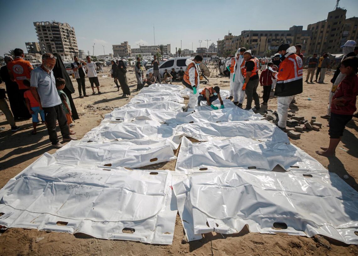 Cadáveres de 60 palestinos recuperados en la ciudad de Gaza en una tumba temporal de cara a su entierro en un cementerio tras el acuerdo de alto el fuego con Israel en la Franja de GazaEuropa Press/Contacto/Omar Ashtawy