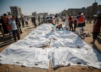 Cadáveres de 60 palestinos recuperados en la ciudad de Gaza en una tumba temporal de cara a su entierro en un cementerio tras el acuerdo de alto el fuego con Israel en la Franja de GazaEuropa Press/Contacto/Omar Ashtawy