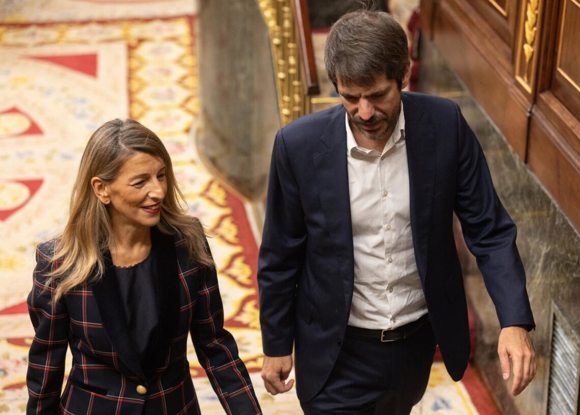 La vicepresidenta segunda y ministra de Trabajo y Economía Social, Yolanda Díaz, y el ministro de Cultura, Ernest Urtasun, durante una sesión de control al Gobierno, en el Congreso de los Diputados, a 22 de octubre de 2025, en Madrid (España). Eduardo Parra - Europa Press