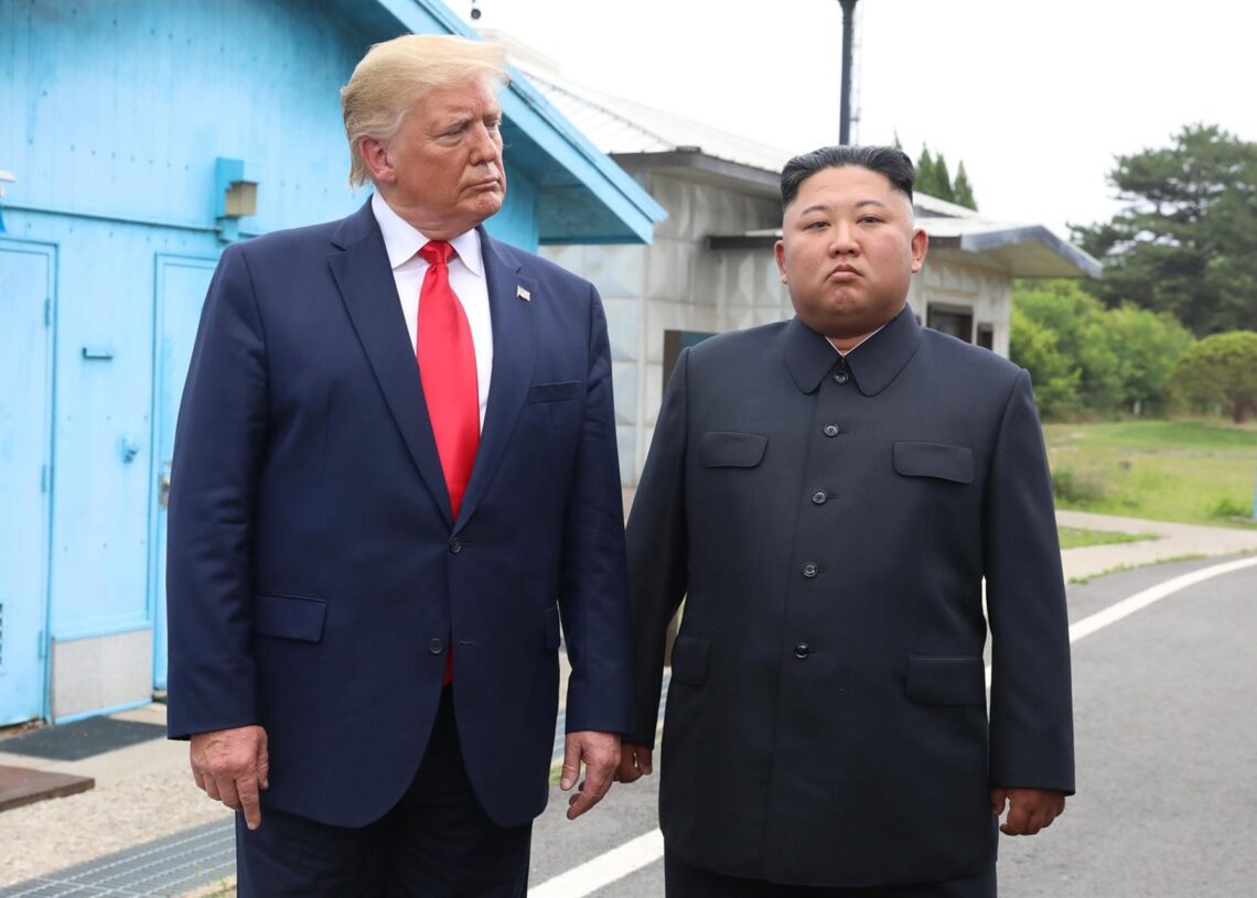 Archivo - Imagen de archivo del presidente de EEUU, Donald Trump, junto al líder de Corea del Norte, Kim Jong Un. -/YNA/dpa - Archivo