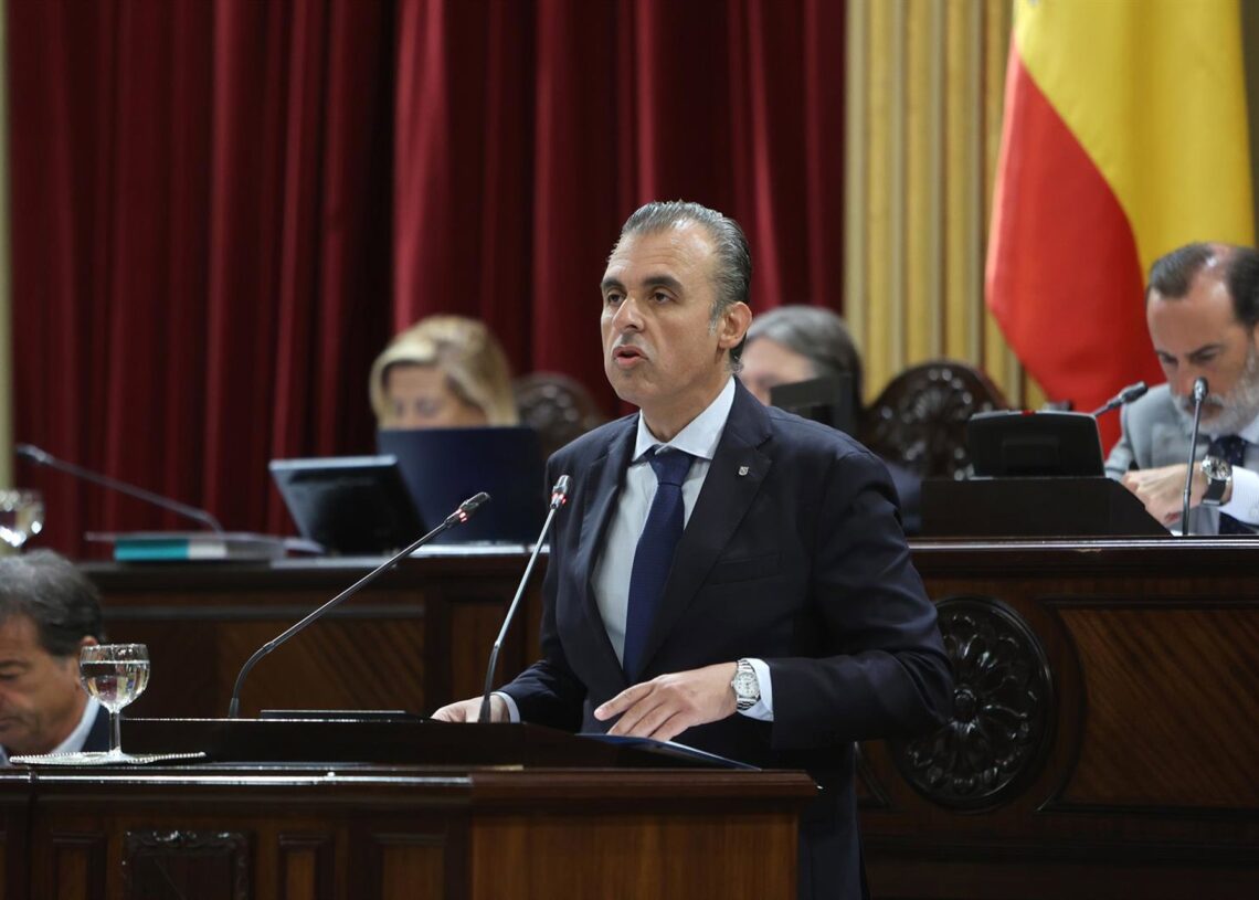 Archivo - El conseller de Educación del Govern balear, Toni Vera, interviene durante un debate de presupuestos autonómicos en el Parlament Balear, a 8 de julio de 2025, en Palma de Mallorca, Mallorca, Baleares (España).Isaac Buj - Europa Press - Archivo