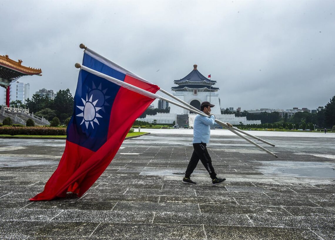 Archivo - Imagen de archivo de un hombre con una bandera de Taiwán.Wiktor Dabkowski/ZUMA Press Wire / DPA - Archivo