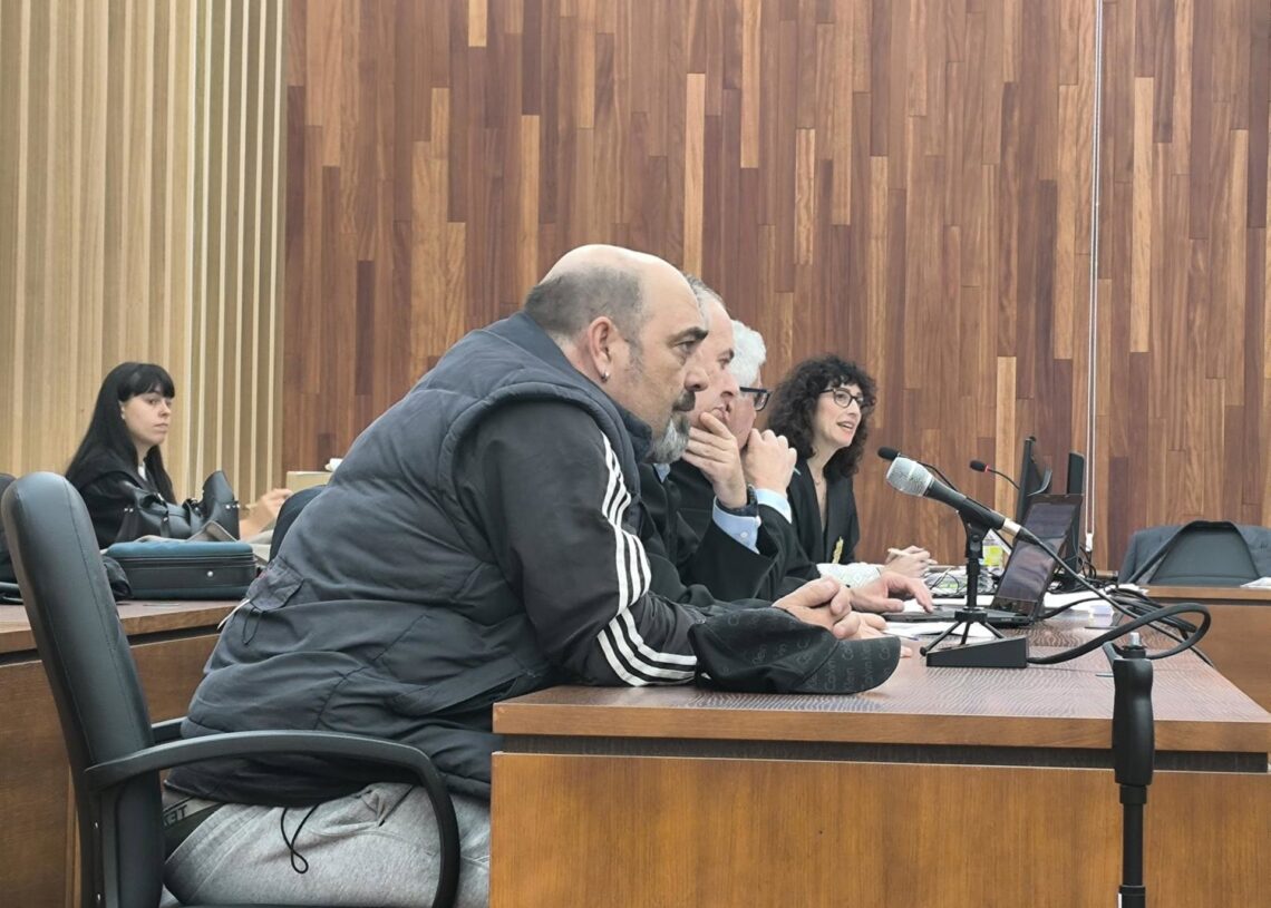 El acusado del crimen de Coia, José Luis M.C., en la segunda sesión del juicio que se celebra contra él en la sección quinta de la Audiencia Provincial de Pontevedra, con sede en Vigo.EUROPA PRESS