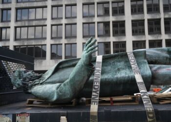 Archivo - Estatua del general confederado Albert Pike tras ser derribada en Washington. Europa Press/Contacto/Liu Jie - Archivo