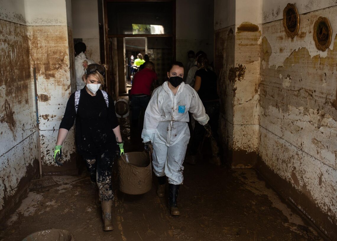 Archivo - Imagen de archivo de voluntarios ayudando en la dana de Valencia.Alejandro Martínez Vélez - Europa Press - Archivo