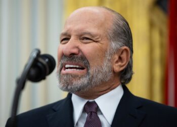 Archivo - February 21, 2025, Washington, District Of Columbia, USA: United States Secretary of Commerce Howard Lutnick delivers remarks after taking the ceremonial oath of office in the Oval Office of the White House in Washington, DC, US, Friday, FebruarFrancis Chung - Pool via CNP / Zuma Press / Contac