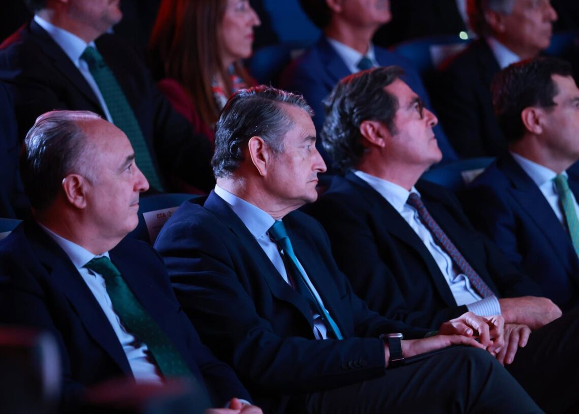 El presidente de la CEOE, Antonio Garamendi, segundo por la derecha, entre el presidente de la Junta, Juanma Moreno, y el consejero de Sanidad, Presidencia y Emergencias, Antonio Sanz.ROCIO RUZ / EUROPA PRESS