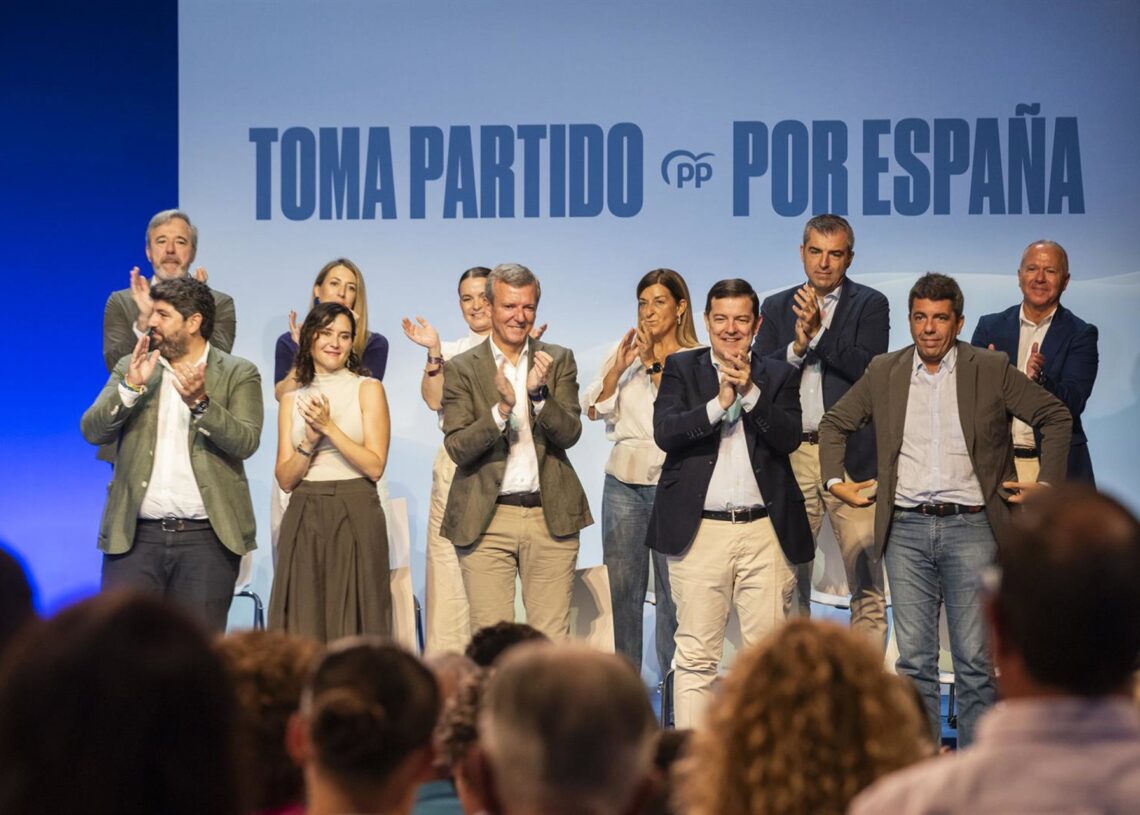 Los presidentes autonómicos del PP durante la clausura del acto de presentación de la ‘Declaración de la Región de Murcia’, en el Teatro Circo de Murcia, a 28 de septiembre de 2025, en Murcia (España). Víctor Fernández - Europa Press