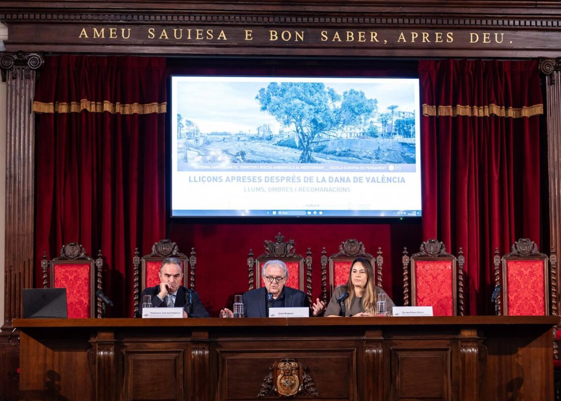 Archivo - El vicepresidente segundo de la Generalitat, Francisco José Gan Pampols, y la comisionada del Gobierno para la Reconstrucción, Zulima Pérez, en el seminario 'Lecciones aprendidas tras la dana de València: luces, sombras y recomendaciones' de la ALBERTO GRADOLÍ VIVAS - Archivo