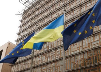 Archivo - Banderas de la Unión Europea y de Ucrania ante la sede del Consejo Europeo en Bruselas.CONSEJO EUROPEO/FRANCOIS LENOIR - Archivo