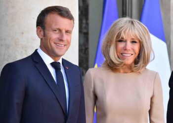 Archivo - El presidente francés, Emmanuel Macron, junto a la primera dama, Brigitte Macron.Julien Mattia/Le Pictorium Agenc / DPA - Archivo