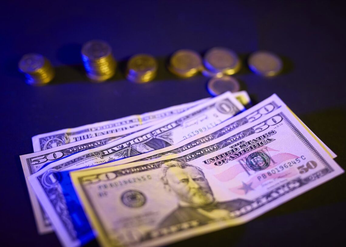 Archivo - Billetes y monedas, a 3 de septiembre de 2025, en Madrid (España).Jesús Hellín - Europa Press - Archivo