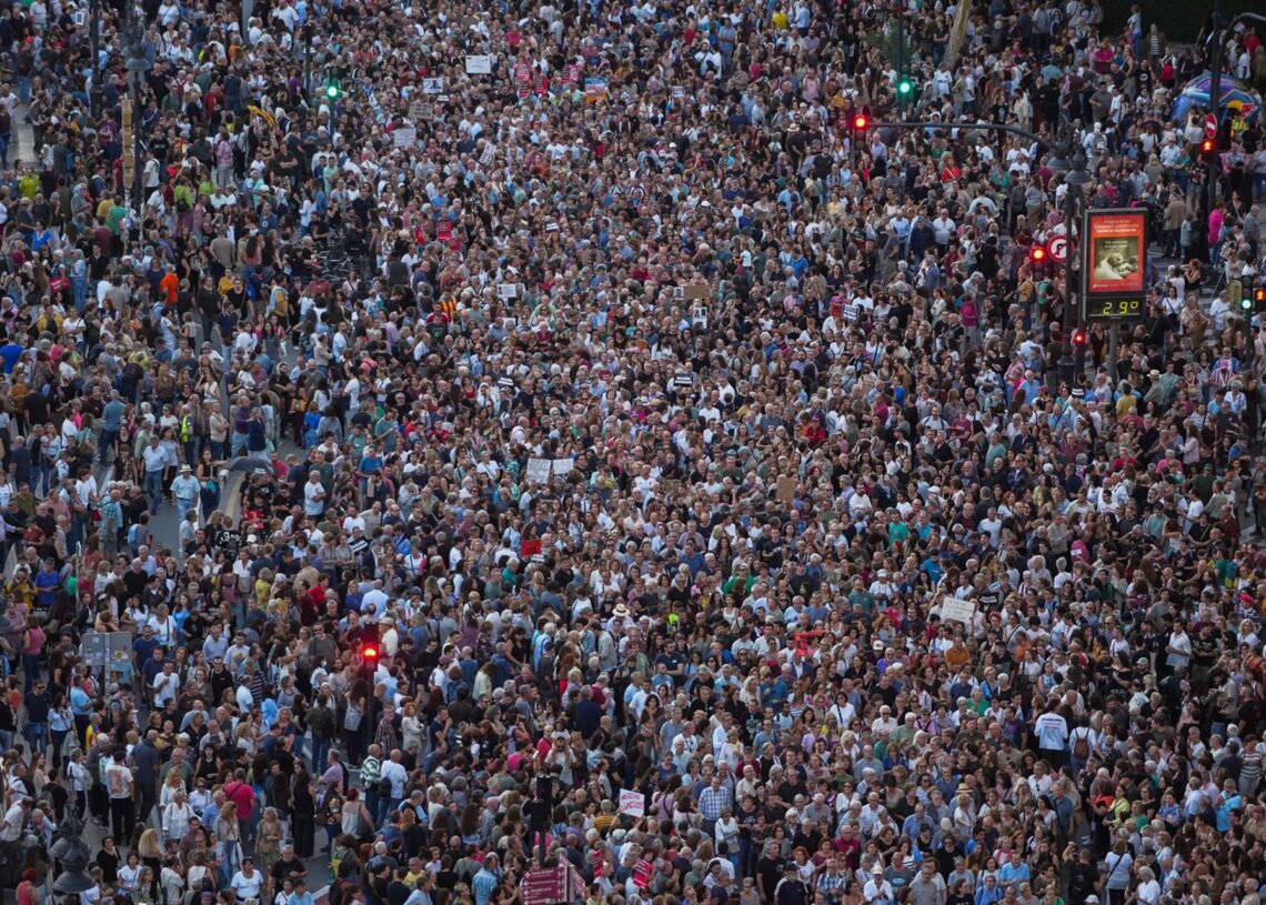 Imagen panorámica de cientos de personas con pancartas pidiendo la dimisión de Mazón en la manifestación del pasado sábado Jorge Gil - Europa Press