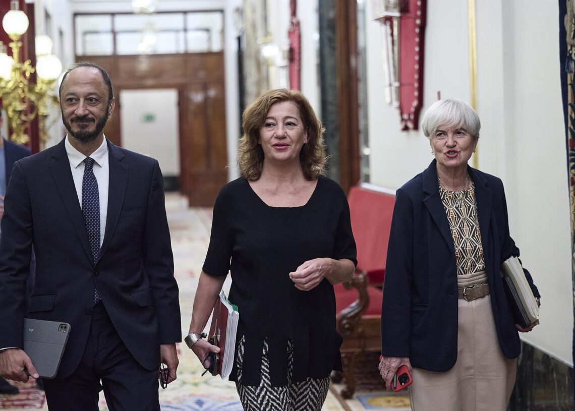 El vicepresidente de la Mesa del Congreso, Alfonso Rodríguez de Celis, la presidenta de la mesa del Congreso, Francina Armengol y la secretaria segunda de la Mesa del Congreso, Isaura Leal Fernández, a su llegada a la reunión de la Mesa del Congreso de loJesús Hellín - Europa Press