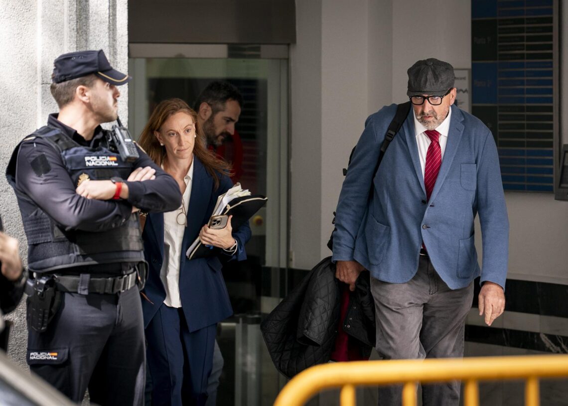 El exasesor ministerial Koldo García a su llegada al Tribunal Supremo, a 15 de octubre de 2025, en Madrid (España). Koldo acude a declarar en el marco de la causa en la que se le investiga por su presunta participación en una supuesta trama de cobro de coA. Pérez Meca - Europa Press