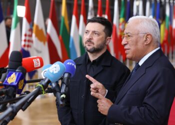 El presidente ucraniano, Volodimir Zelenski, junto al presidente del Consejo Europeo, Antonio Costa, en declaraciones a su llegada a la cumbre europea.FREDERIC GARRIDO-RAMIREZ // EUROPEAN COUNCIL