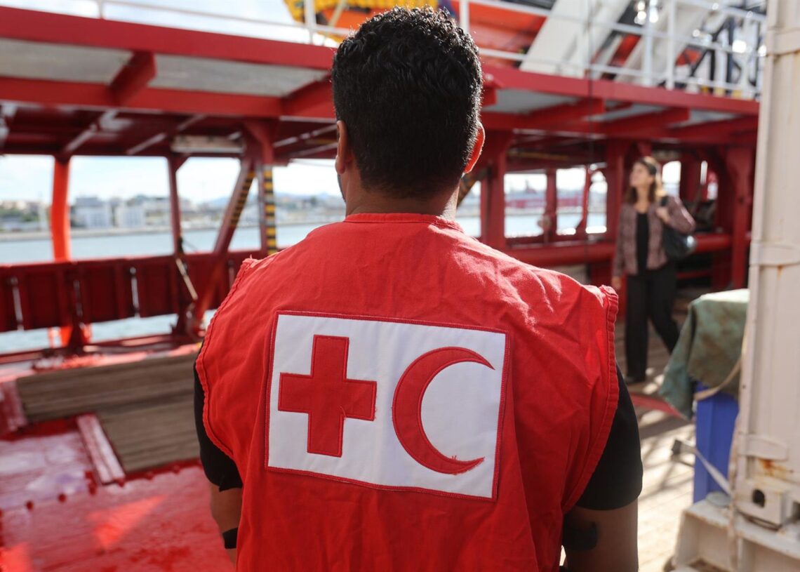 Archivo - Imagen de archivo de un voluntario de la FICR.Europa Press/Contacto/Denis Thaust - Archivo