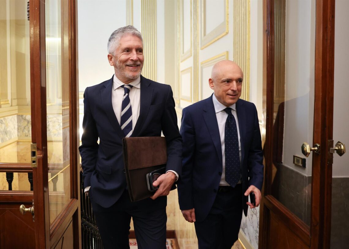 El ministro de Interior, Fernando Grande-Marlaska (i), a su llegada a la Comisión de control de los créditos destinados a gastos reservados, en el CongresoMarta Fernández - Europa Press