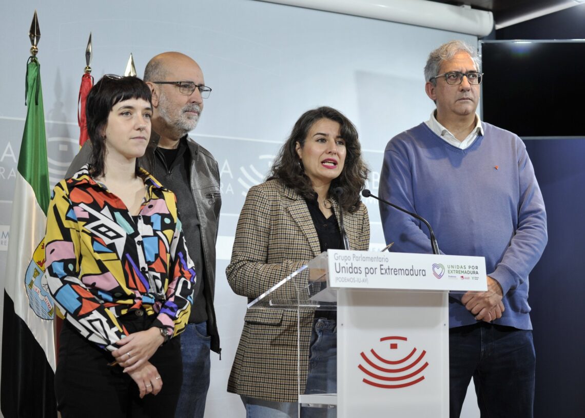 Archivo - La portavoz de Unidas por Extremadura, Irene de Miguel, junto al resto de diputados de la formación en la Asamblea, ofrece una rueda de prensaASAMBLEA DE EXTREMADURA - Archivo