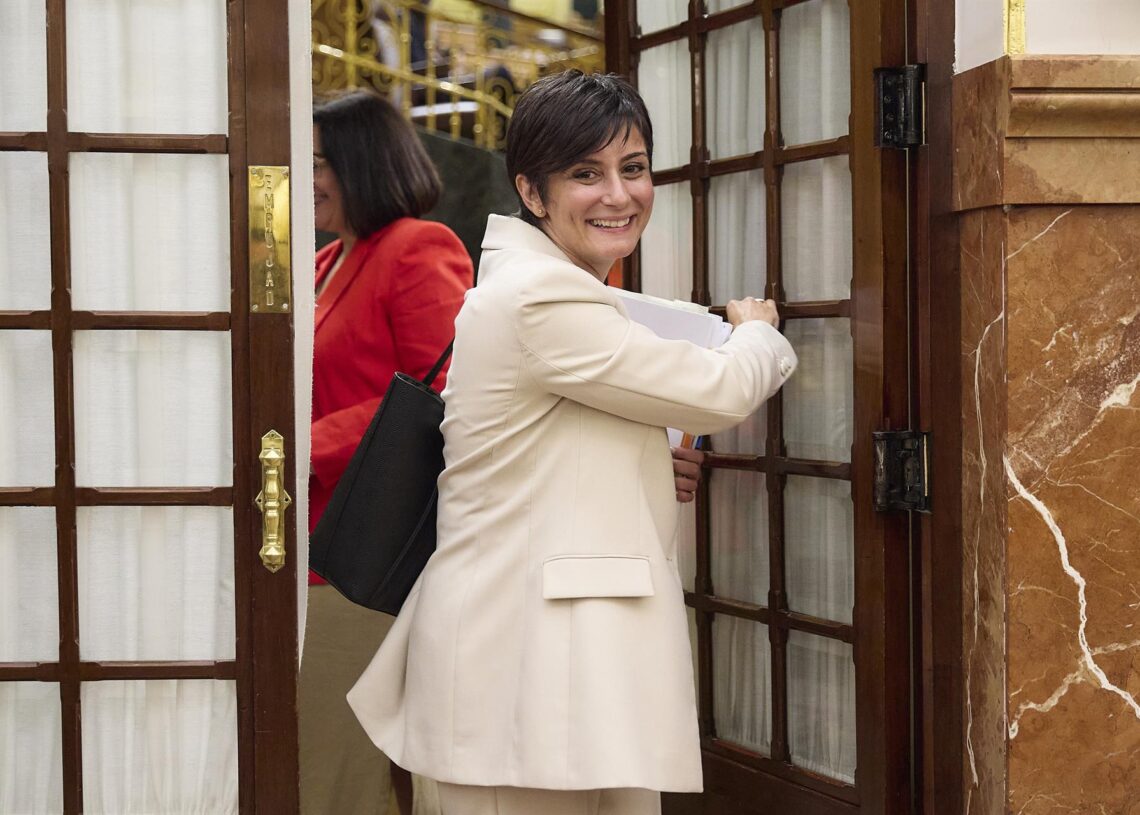 La ministra de Vivienda, Isabel Rodríguez, durante una sesión de control al Gobierno, en el Congreso, a 15 de octubre de 2025, en Madrid (España). Jesús Hellín - Europa Press