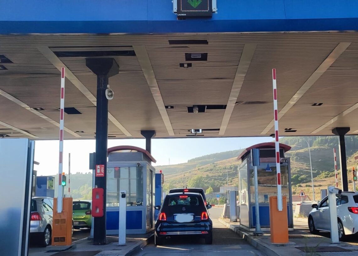 Archivo - Barreras de peaje en una autopistaEUROPA PRESS - Archivo