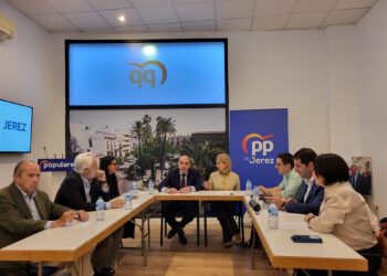 El presidente de ATA, Lorenzo Amor, en una reunión con la alcaldesa de Jerez, María José García-Pelayo, y representantes del PP de Jerez.PP