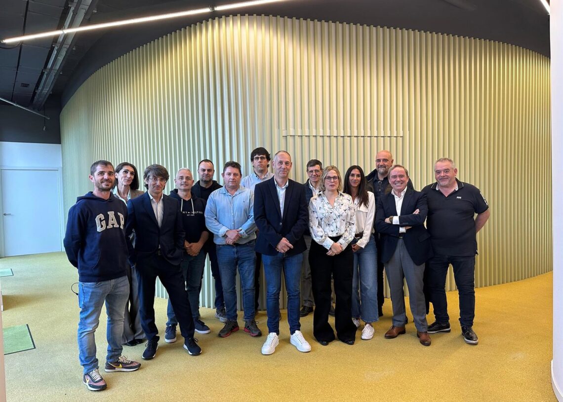 En el centro, el nuevo presidente de Afrucat, Andreu ViladegutAFRUCAT