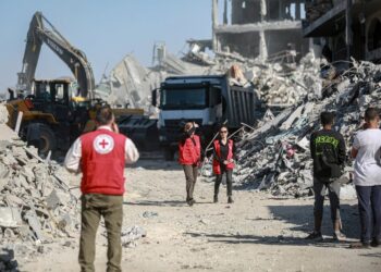 Miembros del CICR buscan los cuerpos de rehenes en ciudad de GazaOmar Ashtawy/APA Images via ZUMA / DPA