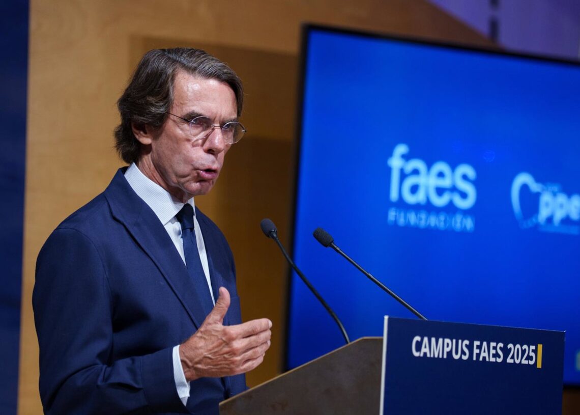 Archivo - El expresidente del Gobierno, José María Aznar, durante la clausura del Campus FAES, a 19 de septiembre de 2025, en Madrid (España). Este año la cita de FAES viene marcada por la ofensiva de Sánchez contra Israel por la situación en Gaza. De hecMatias Chiofalo - Europa Press - Archivo