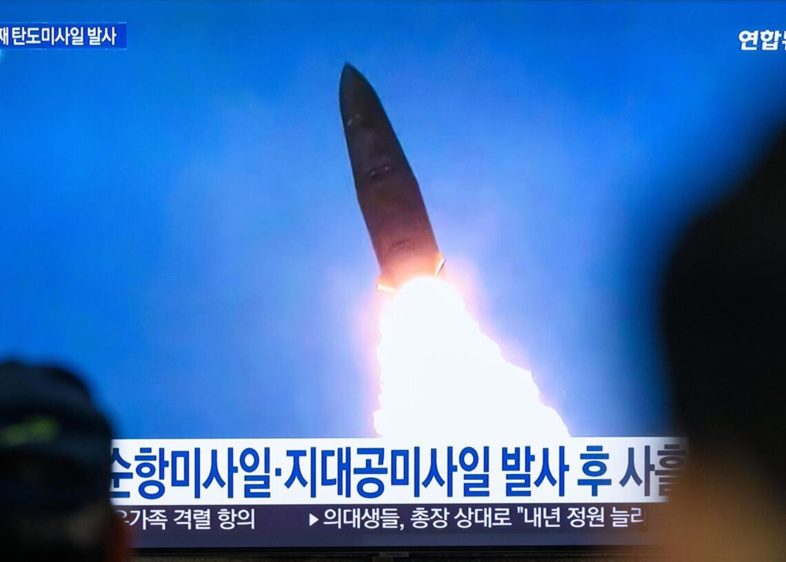 Archivo - Imagen de archivo de una retransmisión de la televisión surcoreana sobre un lanzamiento de un misil norcoreanoEuropa Press/Contacto/Kim Jae-Hwan - Archivo