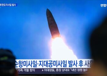 Archivo - Imagen de archivo de una retransmisión de la televisión surcoreana sobre un lanzamiento de un misil norcoreanoEuropa Press/Contacto/Kim Jae-Hwan - Archivo