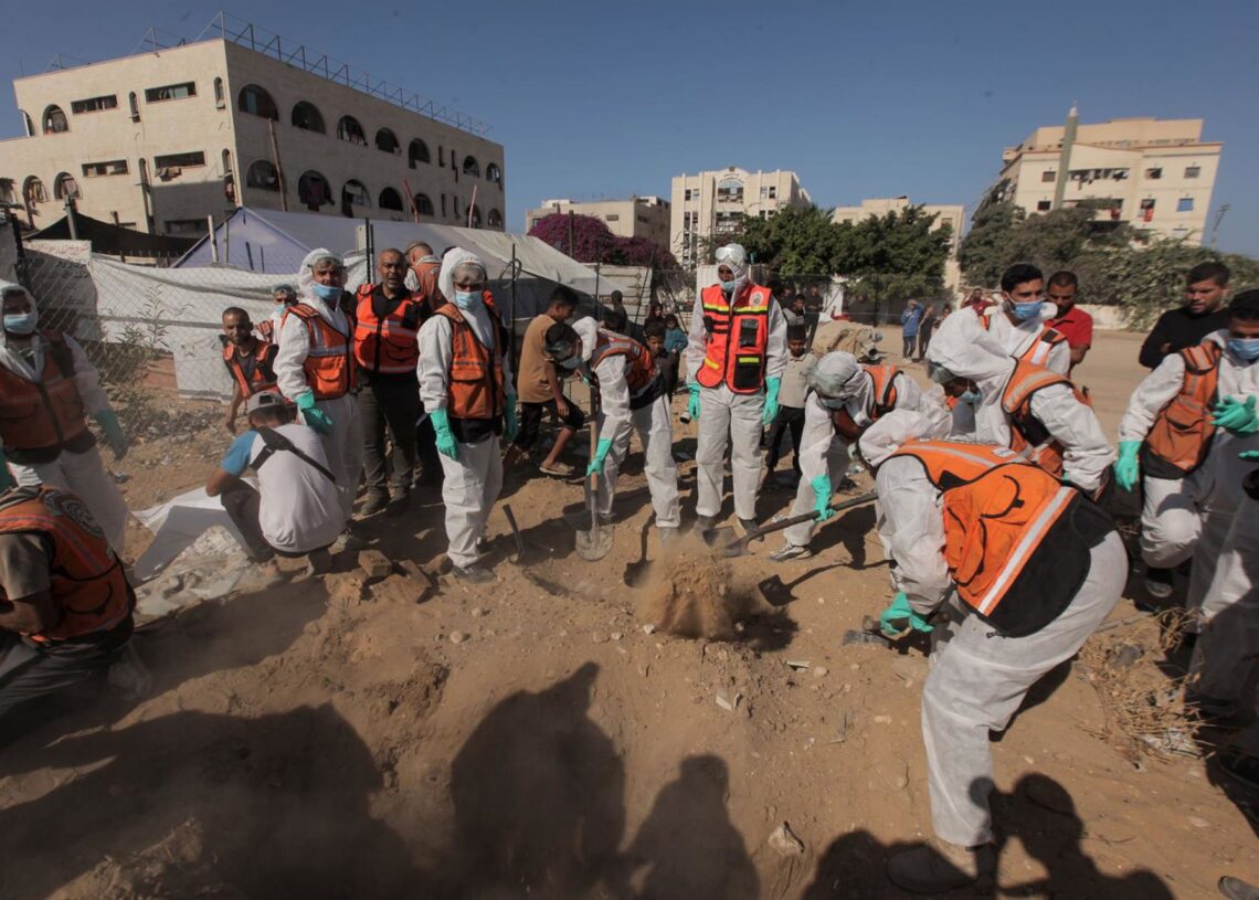 Equipos de Defensa Civil recuperan los cadáveres de decenas de personas bajo los escombros en la ciudad de Gaza por los bombardeos israelíesEuropa Press/Contacto/Hashem Zimmo, Hashem Zimmo